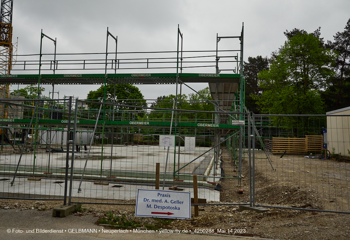 14.05.2023 - Ein Kran für die Baustelle Haus für Kinder in Neuperlach